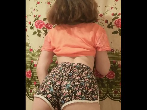 ❤️ Leanbh óg sexy ag baint dá shorts ar cheamara Gnéas linn