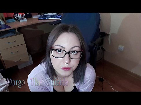 ❤️ Suíonn Cailín Sexy le Gloiní Dildo go domhain ar an gCeamara Gnéas linn