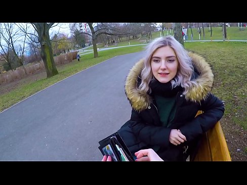 ❤️ Shlogtar cum te strainséir ar airgead - blowjob sa pháirc le Eva Elfie Gnéas linn